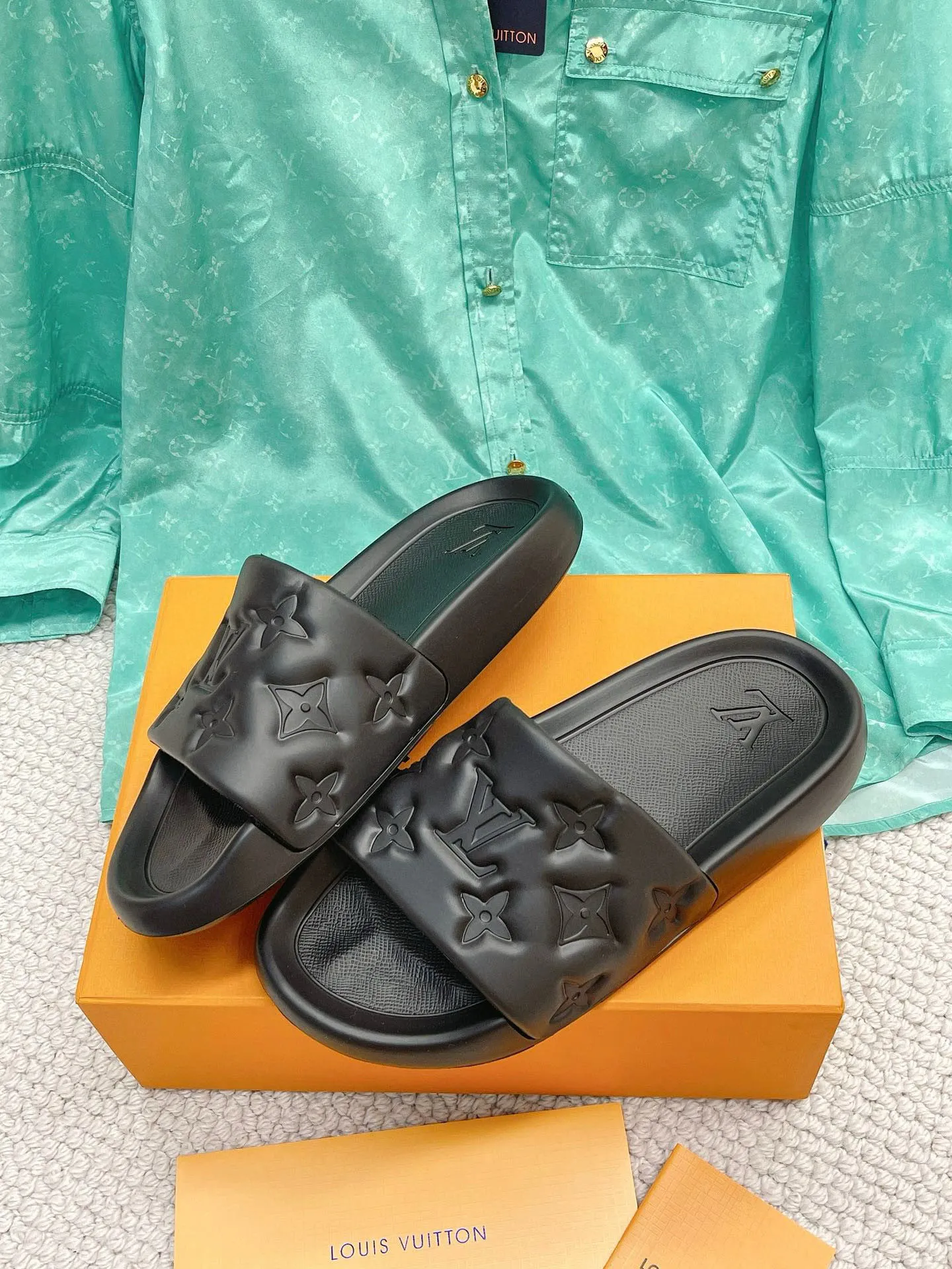 Factory price: 260💰【𝐋𝐕 Slippers】▪️Shoe size: Men's 38-45 ▪️Packaging: Counter top quality~original packaging 𝟐𝟎𝟐3 Louis Vuitton counter's new embossed slippers, L's monogram embossed slippers, Waterfront sandals are back, the upper buckle is embossed with LV's iconic Monogram pattern. Made of waterproof rubber with a comfortable and resilient insole. The lightweight, flexible outsole is embossed with the Louis Vuitton logo. ▪️Fabric: Original molded rubber foam surface ▪️Technology: embossed logo ▪️Sole: Original molded rubber foam outsole ▪️Sole thickness: 3CM.
